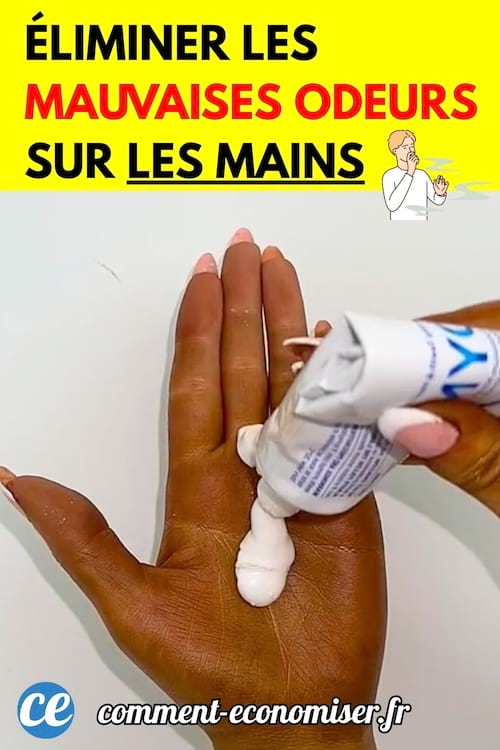 Main ouverte avec du dentifrice blanc appliqué au centre, extrait d’un tube pressé par une autre main.