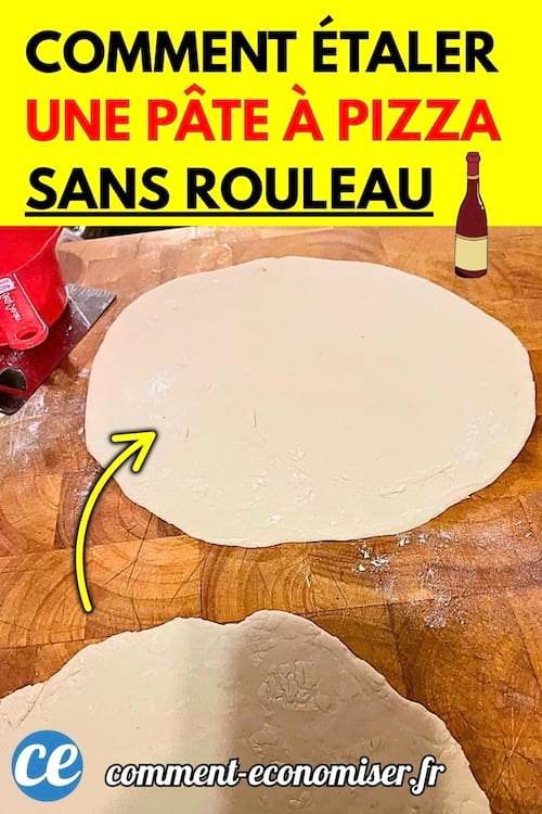 Une pâte à pizza étalée à la main sur un plan de travail en bois sans rouleau à pâtisserie.