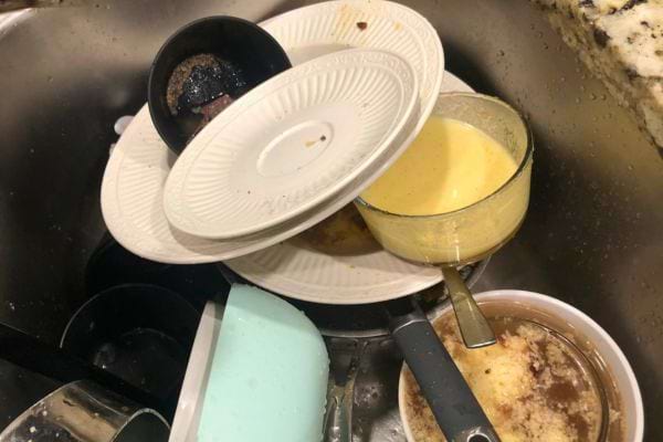 Cuisine tr&egrave;s en d&eacute;sordre, vaisselle sale sur tout le plan de travail.