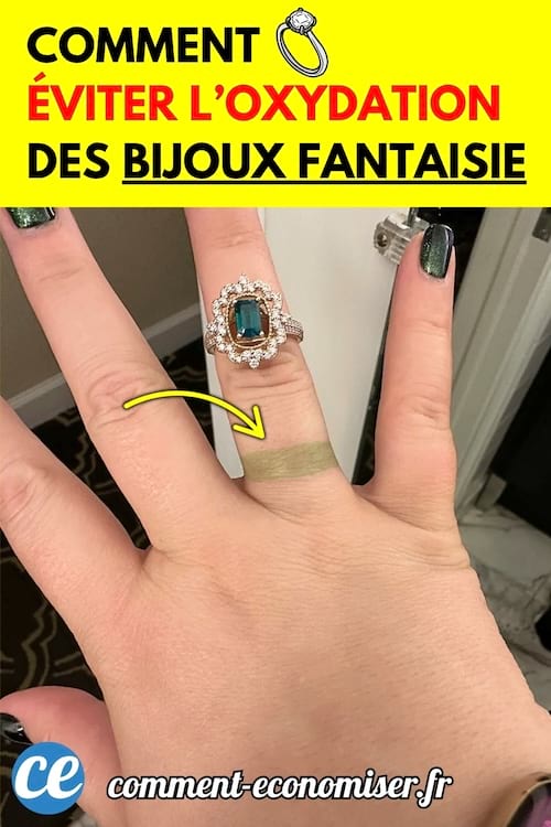 Main portant une bague fantaisie avec une trace verte sur la peau autour du doigt.