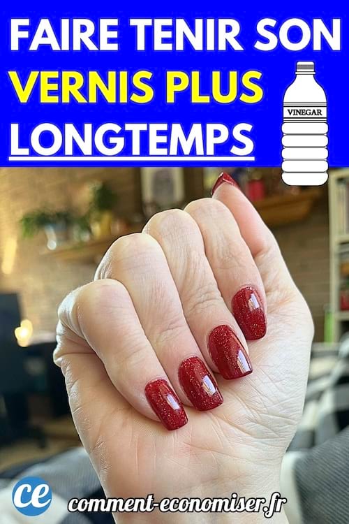 Main avec des ongles vernis en rouge pailleté.