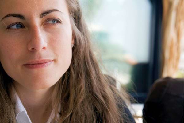 Femme pensive regarde sur le côté.