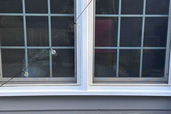 Fenêtre propre avec vitres à carreaux.