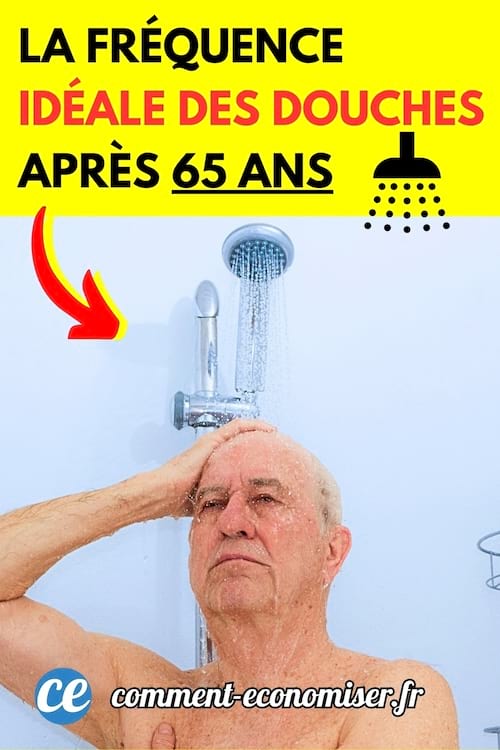 Une monsieur qui a plus de 65 ans et qui prend une douche à la maison
