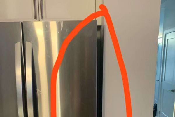 Réfrigérateur encastré contre le mur avec trait rouge