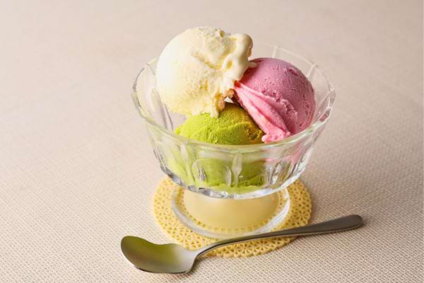 Coupe de glaces colorées.