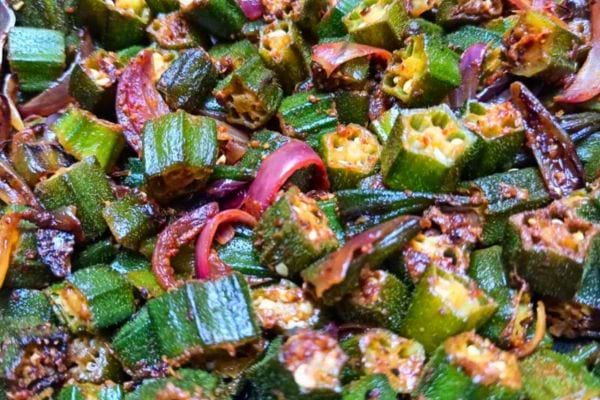 Gombos épicés cuisinés avec oignons et piments.