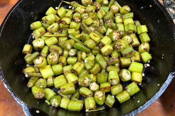 Gombos sautés dans une poêle en fonte.