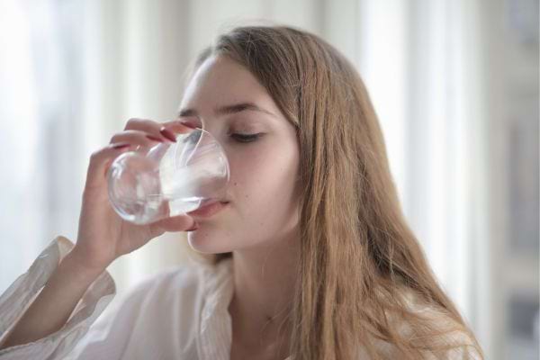 Femme buvant un verre d’eau 