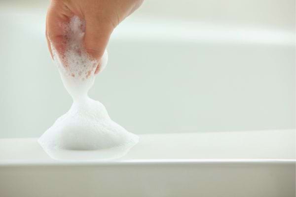 Main avec mousse de savon