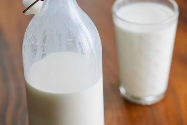 Lait en bouteille et verre.