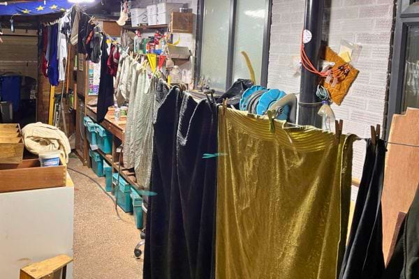 Linge qui sèche à l’intérieur d’un garage ou atelier.