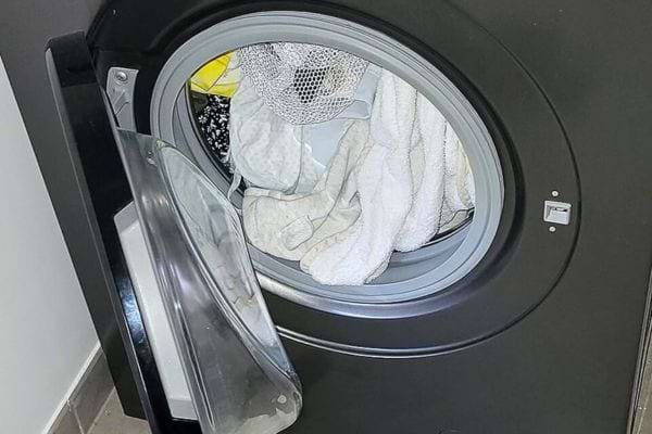 Linge dans une machine à laver