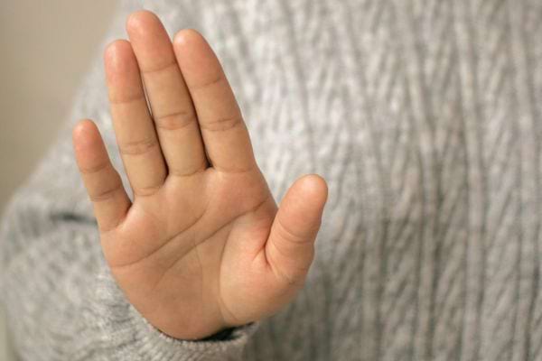 Main tendue en signe de refus ou stop.