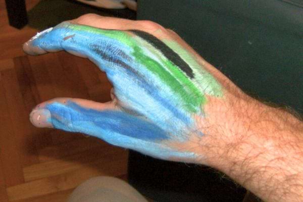 Main pleine de peinture colorée avant nettoyage.