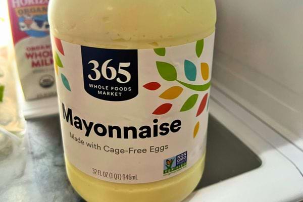 Pot de mayonnaise au frigo.