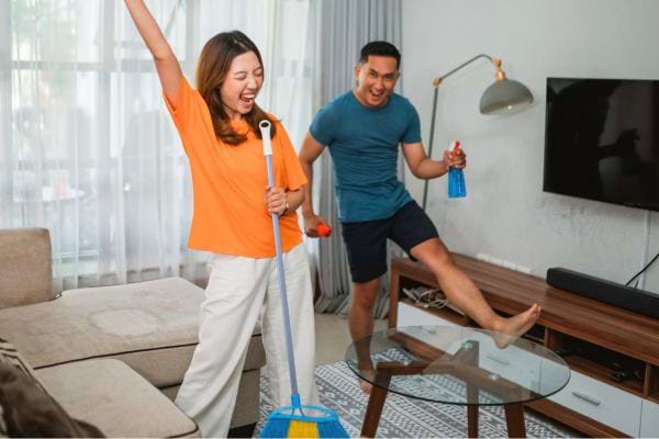 Couple nettoyant en s’amusant.