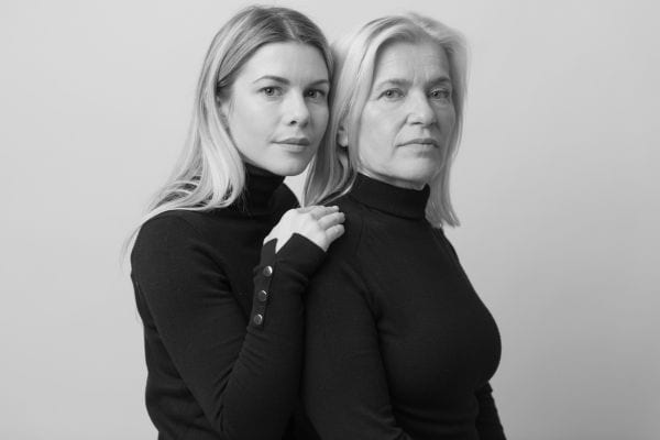 Femme pose la main sur l’épaule de sa mère, en noir et blanc.