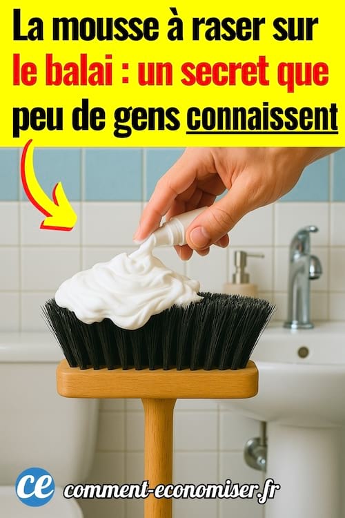 Une main qui met de la mousse à raser sur un balai pour nettoyer la baignoire
