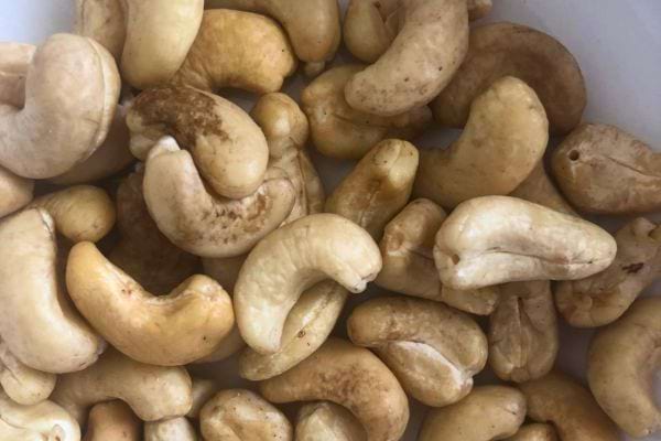 Noix de cajou crues entassées dans un bol.