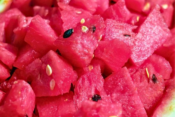 Dés de pastèque avec pépins.