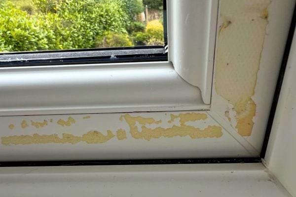 Cadre plastique avec peinture qui s’écaille.