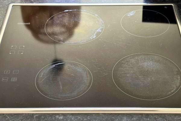 Plaque de cuisson vitrocéramique avec des traces visibles.