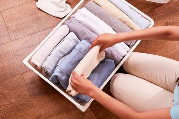 Tiroir de vêtements pliés soigneusement.