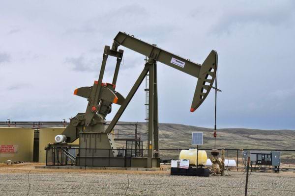 Une pompe à pétrole fonctionne sur un site d’extraction.