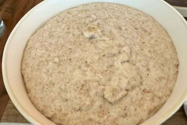 Un bol de porridge d’avoine prêt à être mangé.