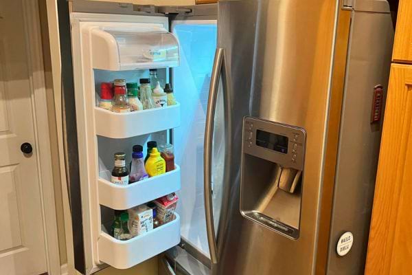 Porte de frigo ouverte avec sauces