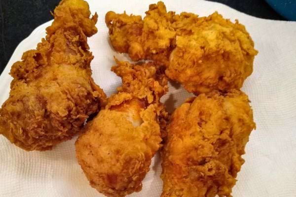 Morceaux de poulet frit.