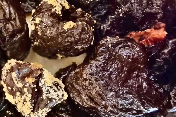 Des pruneaux secs très foncés en gros plan.