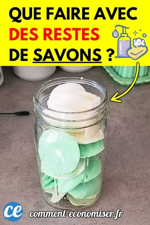 Bocal en verre rempli de restes de savon de différentes couleurs (blancs et verts), posé sur un plan de travail. 
