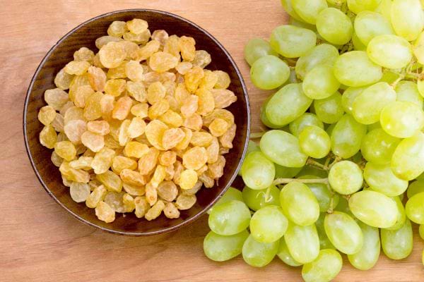 Raisins secs et raisins frais.