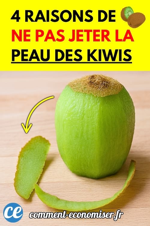 Kiwi épluché avec la peau posée à côté sur une planche en bois.