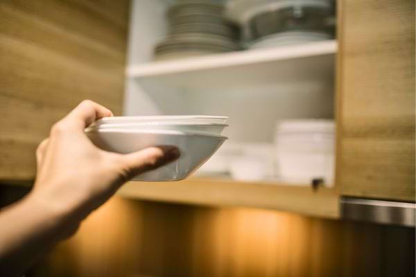 Rangement de bols dans un placard.