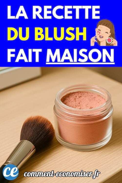 Pot en verre rempli de blush rose fait maison posé sur une table en bois clair, à côté d’un pinceau de maquillage.