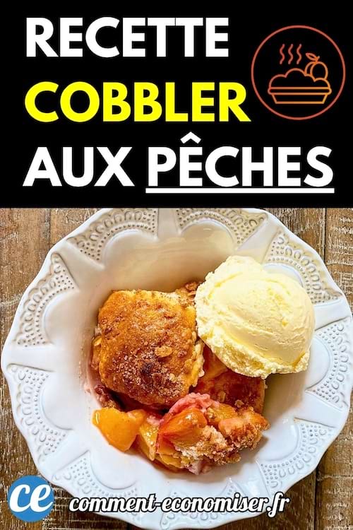 Assiette blanche contenant un cobbler aux pêches accompagné d’une boule de glace vanille.