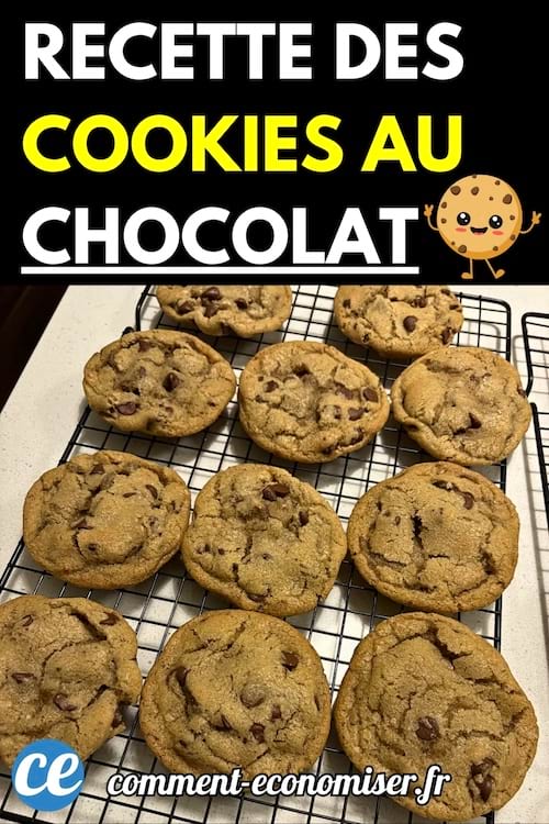 Plaque de refroidissement remplie de cookies faits maison aux pépites de chocolat, dorés et moelleux, posée sur un plan de travail.