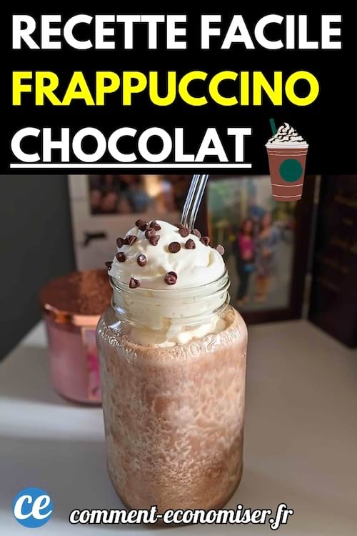 Frappuccino au chocolat fait maison dans un bocal en verre, surmonté de chantilly et de pépites de chocolat, avec une paille en inox.