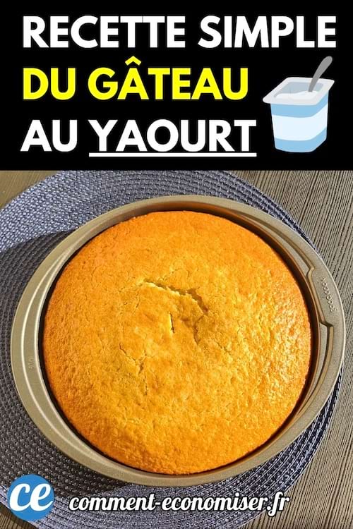 Gâteau au yaourt doré et moelleux dans un moule rond.
