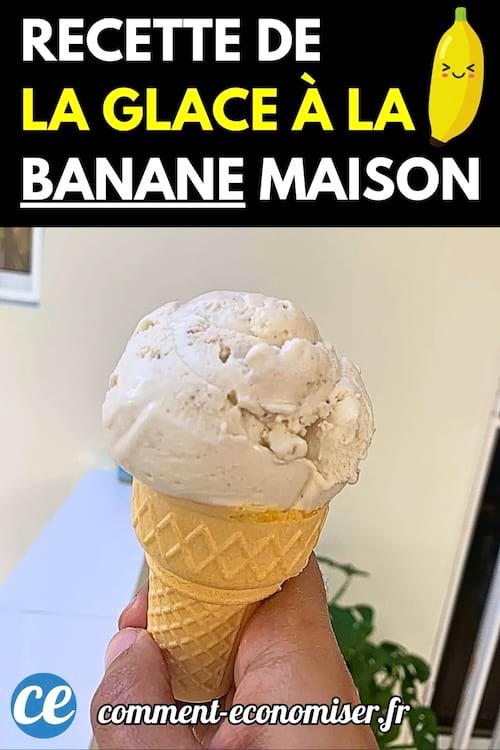 Main tenant un cornet de glace à la banane fait maison avec une texture crémeuse.