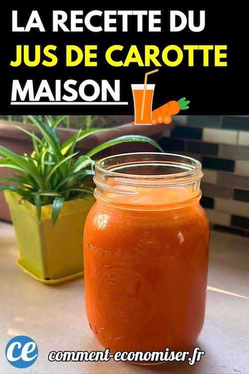 Bocal en verre rempli de jus de carotte maison.