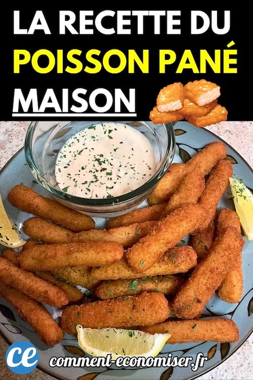 Assiette de bâtonnets de poisson pané maison accompagnée de quartiers de citron et d'une sauce blanche parsemée de persil.