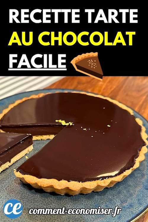 Une tarte au chocolat noir brillante posée sur une assiette, avec une part découpée, illustrant une recette simple et gourmande.