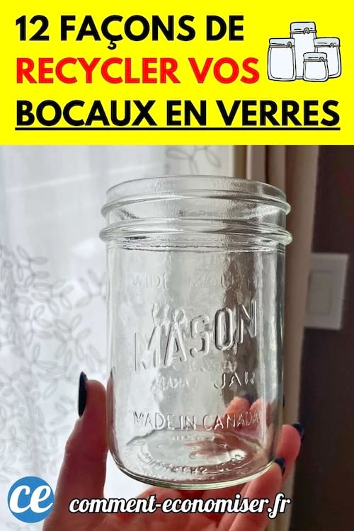 Main tenant un bocal en verre transparent de type Mason, devant une fenêtre.