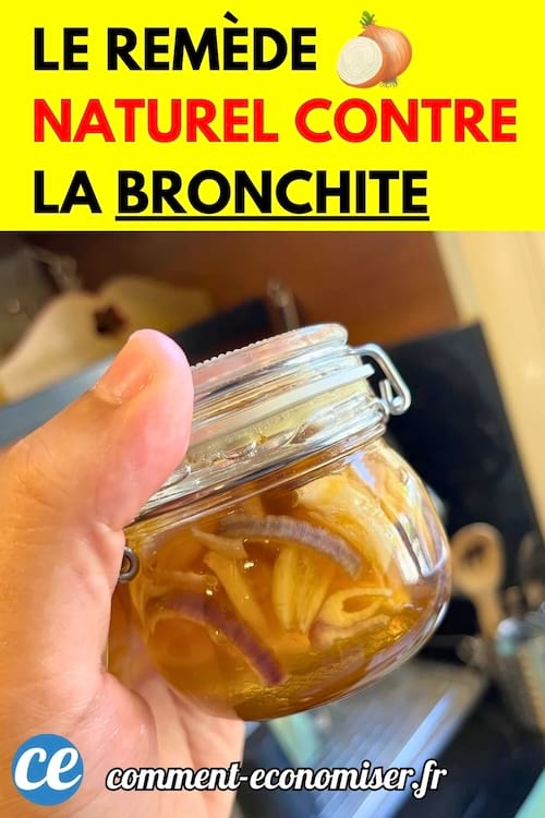 Main tenant un petit bocal en verre contenant un remède maison à base d’oignons rouges émincés et de miel.