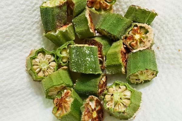 Gombos coupés en rondelles montrant leurs graines.