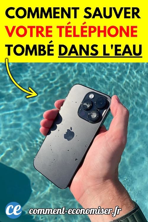 Main sortant un iPhone mouillé, tombé dans une piscine, avec des gouttes d’eau visibles sur l’appareil.